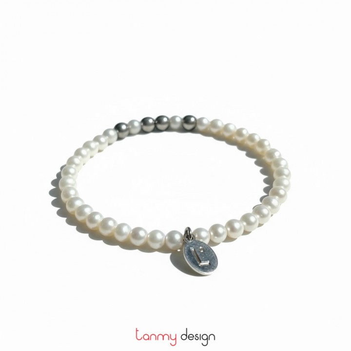 Vòng tay ngọc trai phối bi bạc charm chữ L bạc